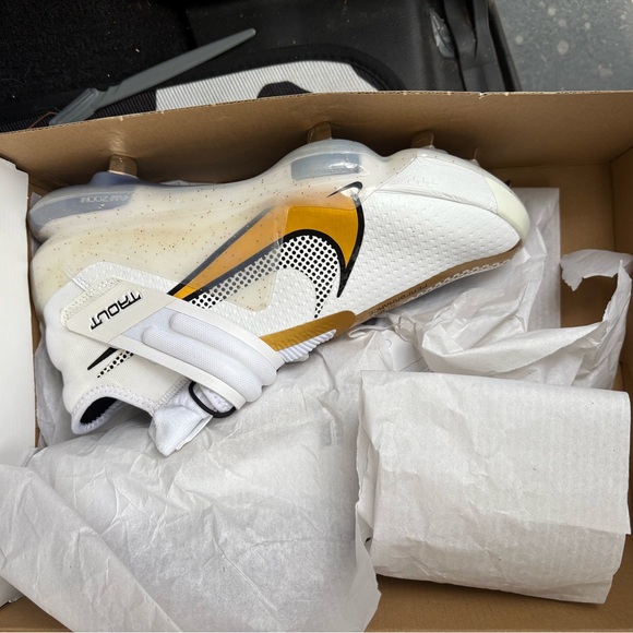 Nike Force Zoom Trout 7 in White and Metallic Gold - Picture 3 of 4